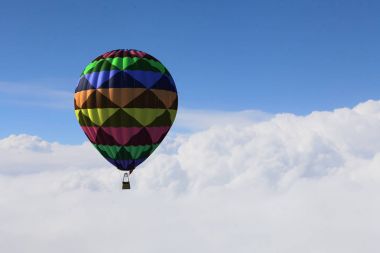 Aerostat gün gökyüzünde yüzen. Karışık teknik