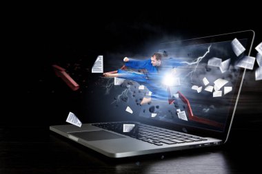 Kimono ve parlayan laptop adam. Karışık teknik