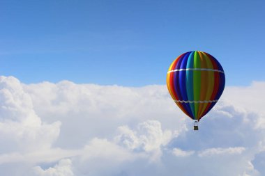 Aerostat gün gökyüzünde yüzen. Karışık teknik
