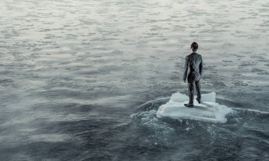 Sörf denizde yüzen buz kütlesi. Karışık teknik