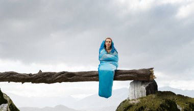 Kız turistik dinlenme. Karışık teknik