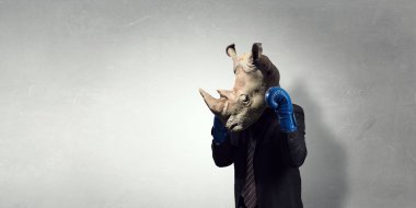 Gergedan iş takım elbise giymiş. Karışık teknik