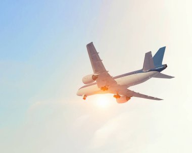 Uçak gökyüzünde. Karışık teknik