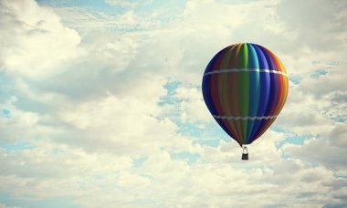 Aerostat gün gökyüzünde yüzen. Karışık teknik