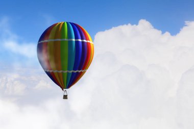 Aerostat gün gökyüzünde yüzen. Karışık teknik