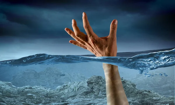 Mano di persona che annega in acqua — Foto Stock