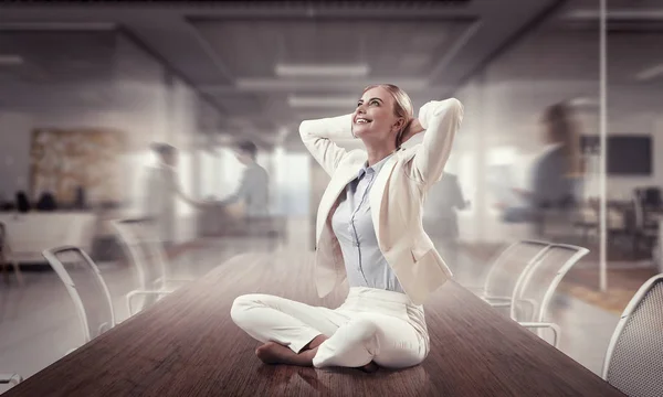 Mujer de negocios meditando en el trabajo. Medios mixtos —  Fotos de Stock