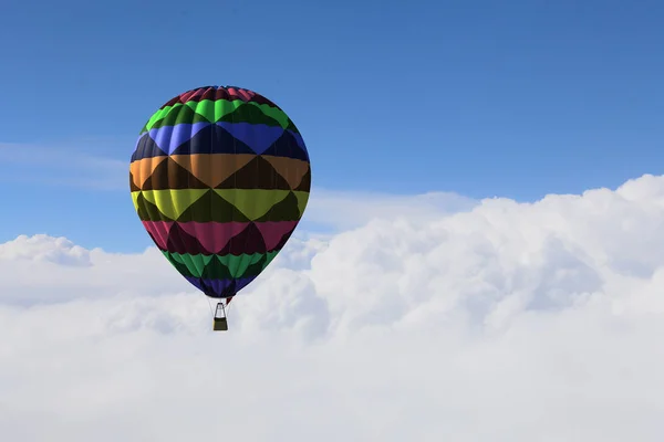 Aerostat gün gökyüzünde yüzen. Karışık teknik — Stok fotoğraf