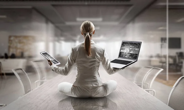 Geschäftsfrau meditiert bei der Arbeit. Gemischte Medien — Stockfoto