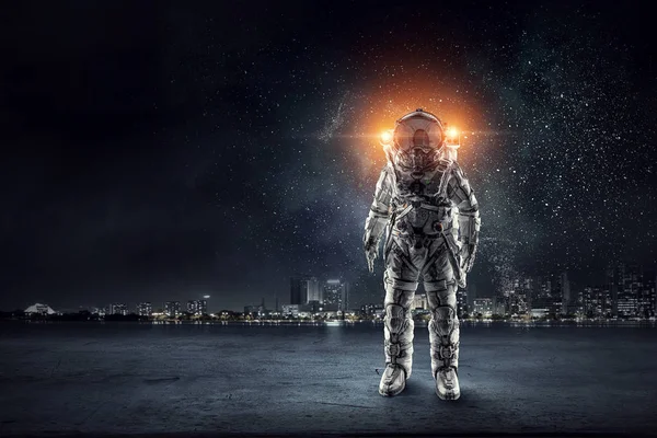 Uzay adamı serüveni. Karışık teknik