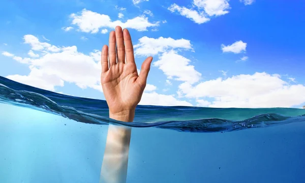 Hand einer Person, die im Wasser ertrinkt — Stockfoto