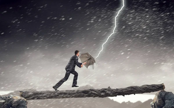 Siyah şemsiye ile iş adamı. Karışık teknik