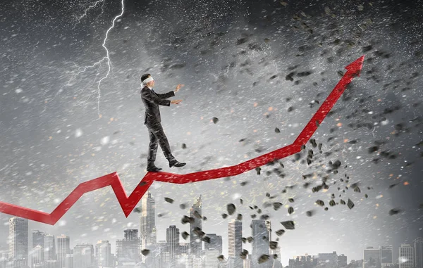 Dokunmak yürüyüş iş adamı. Karışık teknik