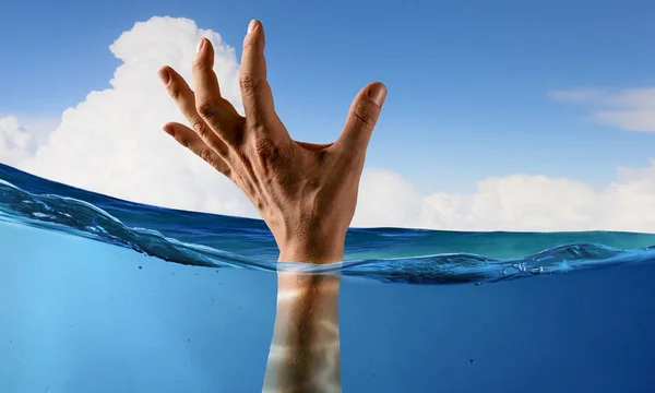 Main de la personne noyée dans l'eau — Photo