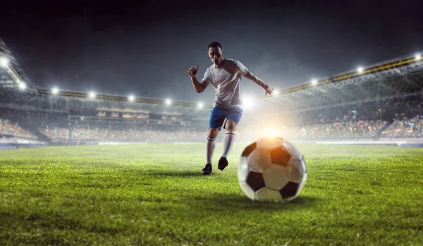 Stadyum, futbol oyuncusu. Karışık teknik