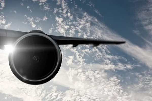 Gökyüzünde uçak silueti. Karışık teknik