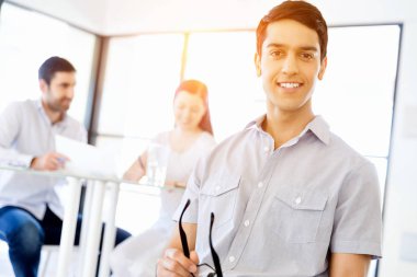 Ofiste rahat genç adam