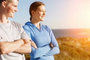 Kumsalda eşofman bulunan genç Çift