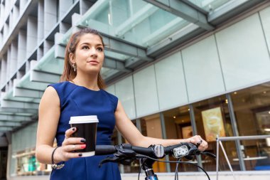 Genç kadın üzerinde bisiklet commuting