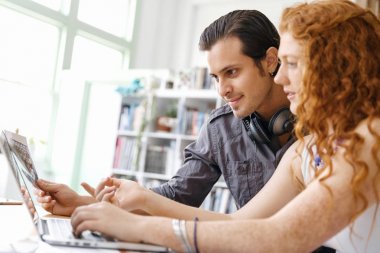 Ofiste iki genç tasarımcılar