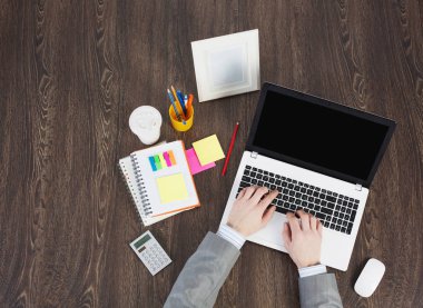 Ofis işyeri ofis, banka donatımı ve dizüstü bilgisayar ile