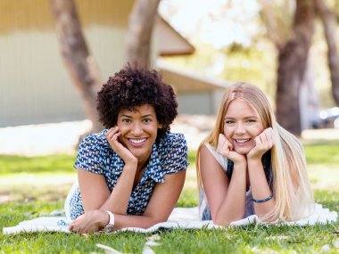 iki kız kitapları ile dinlenme Parkı