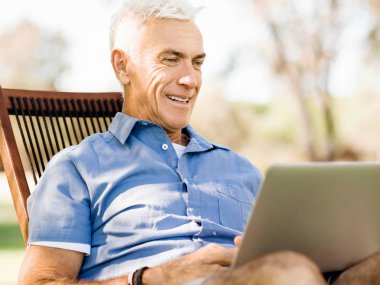 Komuta sizde parkta oturan defter ile