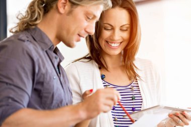 İki genç iş adamları Office görüntü