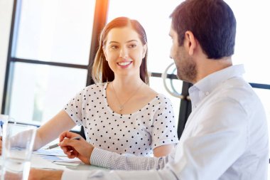 İki genç iş adamları Office görüntü