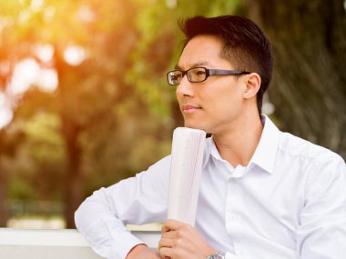 Parkta onun mola sırasında genç işadamı