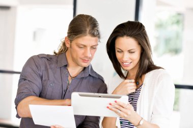 İki genç iş adamları Office görüntü