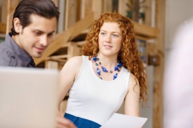 İki genç insan Office