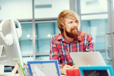 ofis yakışıklı işadamı