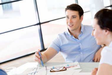 Ofiste rahat genç adam