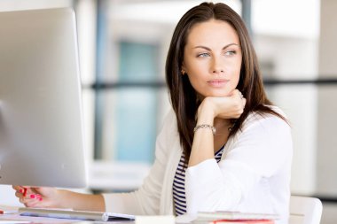 Mutlu girişimci veya serbest meslek sahibi bir ofis veya ev içinde