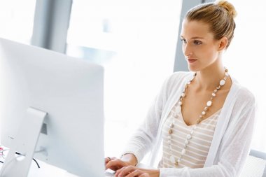 Çekici ofis çalışanı masada oturuyor.