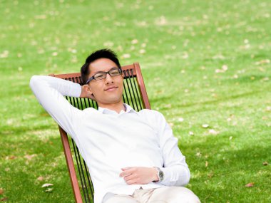 Genç işadamı Park onun mola sırasında rahatlatıcı