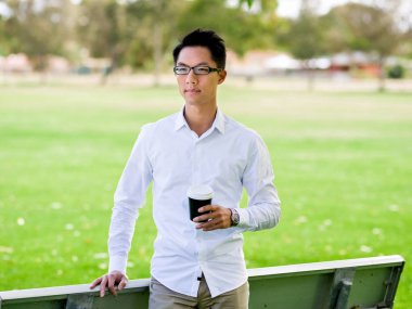 Adam bir parkta bir kahve molası