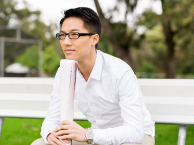 Parkta onun mola sırasında düşünme işadamı