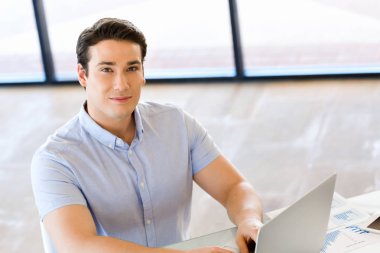 Bilgisayarda çalışan yakışıklı işadamı