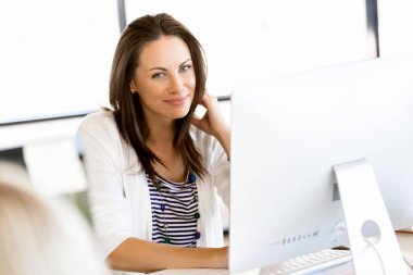 Mutlu girişimci veya serbest meslek sahibi bir ofis veya ev içinde