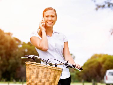 Bisiklet Park telefonla konuşmak güzel genç sarışın kadınla