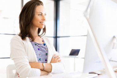 Mutlu girişimci veya serbest meslek sahibi bir ofis veya ev içinde