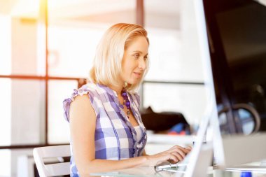 Mutlu girişimci veya serbest meslek sahibi bir ofis veya ev içinde