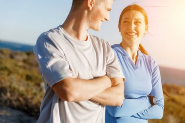 Kumsalda eşofman bulunan genç Çift