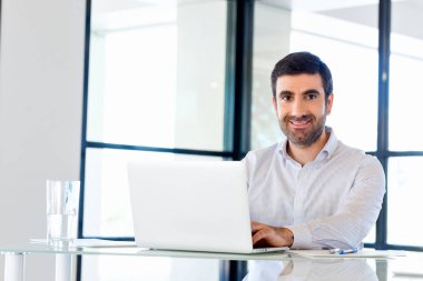 Bilgisayarda çalışan yakışıklı işadamı