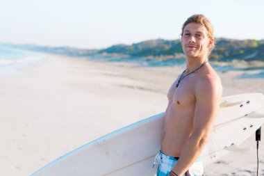 Dalgalar vurmak hazır