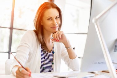 Mutlu girişimci veya serbest meslek sahibi bir ofis veya ev içinde