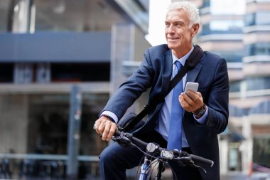 Başarılı bir iş adamı binicilik bisiklet