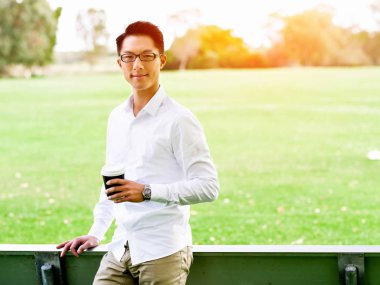 Adam bir parkta bir kahve molası